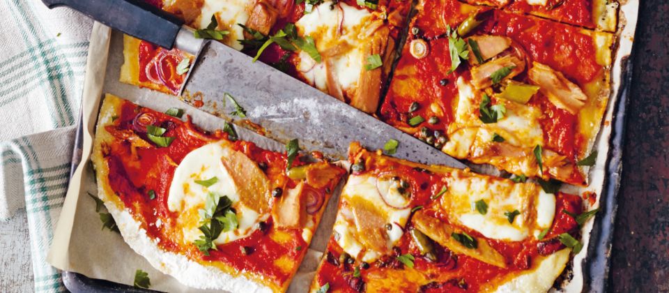 Die Kombination aus Kartoffeln und Thunfisch mit Tomate ergeben eine ganz spezielle Pizza-Variation.