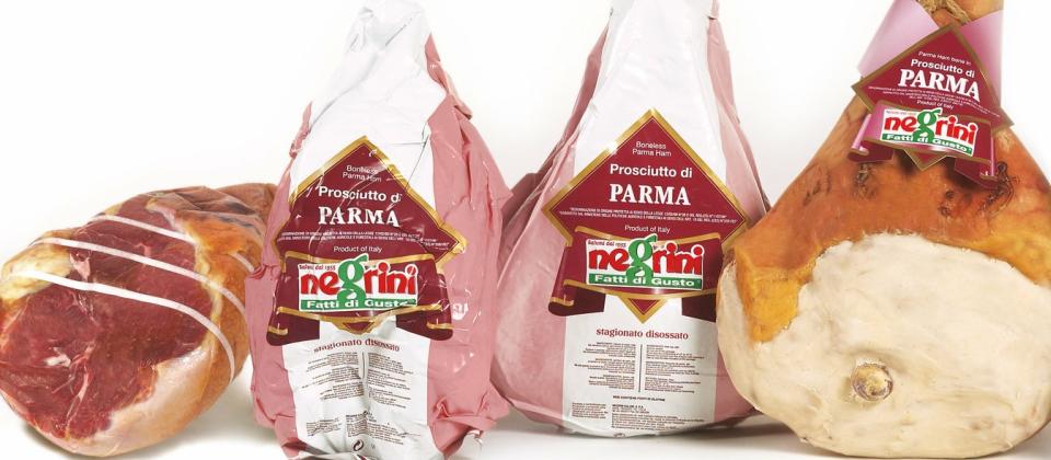 In den Hügeln am Fuße des Apennin wird aus Schweinekeulen edler Parmaschinken. Die besten Qualitäten reifen bis zu drei Jahre.
