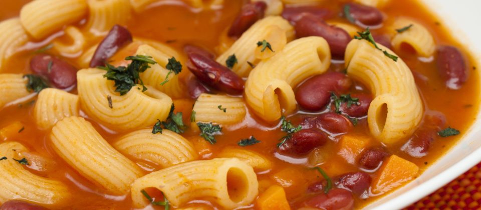 Bohnen, Pasta, Räucherspeck und viele Gewürze ergeben eine wohlschmeckende Suppe, die vor allem in der kalten Jahreszeit willkommen ist.