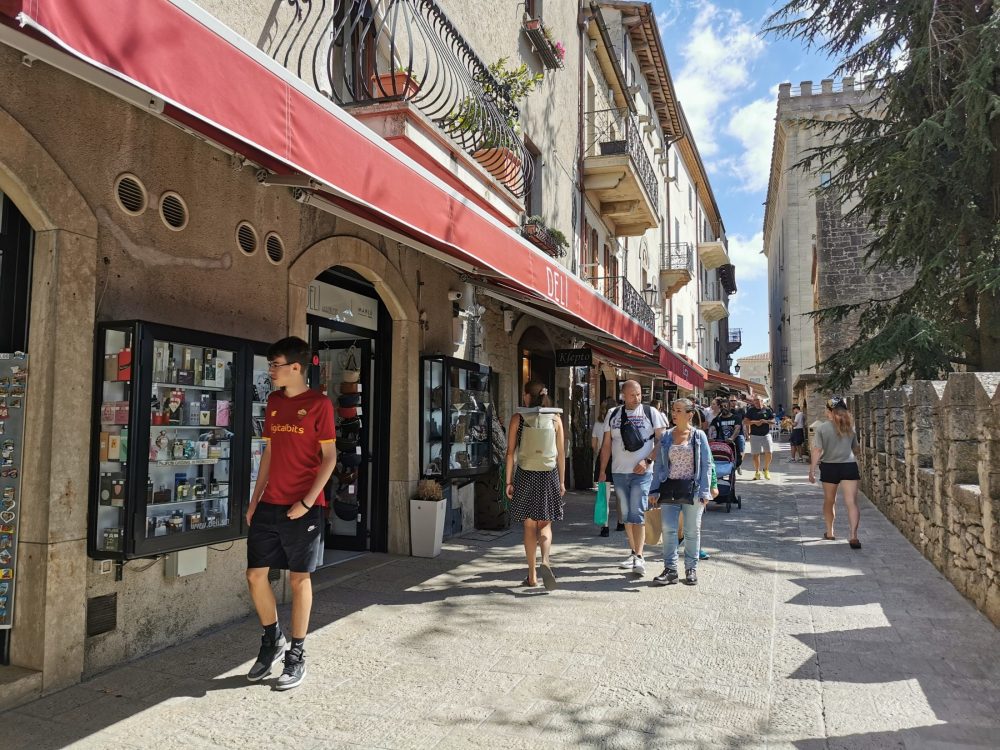 San Marino verbindet Shopping in historischen Gassen mit modernen Einkaufszentren, Outlets und Boutiquen.