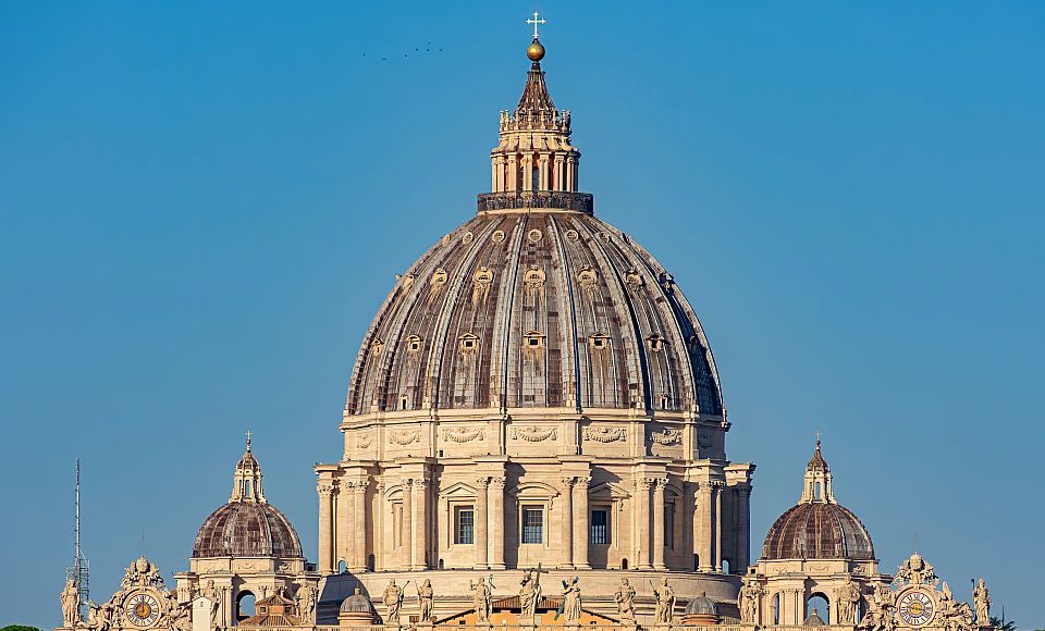 Die Kuppel des Petersdoms prägt die Silhouette des Vatikans und bietet von oben einen spektakulären Panoramablick über Rom.
