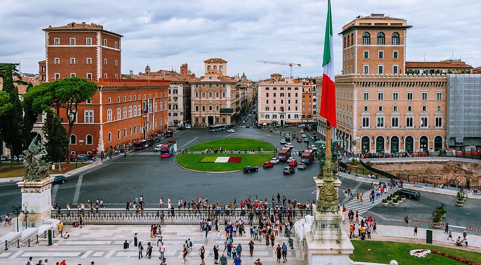 Die Piazza Venezia zählt zu den zentralen Plätzen Roms und wird vom monumentalen Vittoriano mit seiner Freitreppe geprägt.