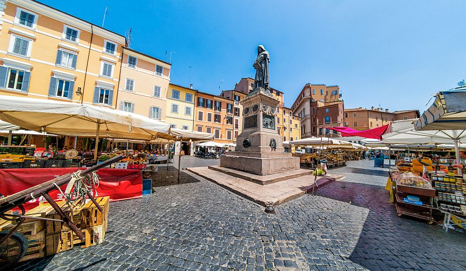 Der Campo de’ Fiori gehört zu den lebendigsten Plätzen Roms und verbindet historische Kulisse mit typisch römischem Flair.