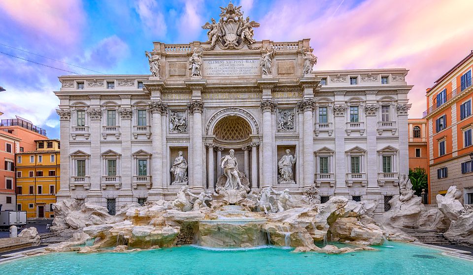 Der Trevibrunnen zählt zu den berühmtesten Wahrzeichen Roms und fasziniert mit barocker Pracht und imposanten Wasserspielen.