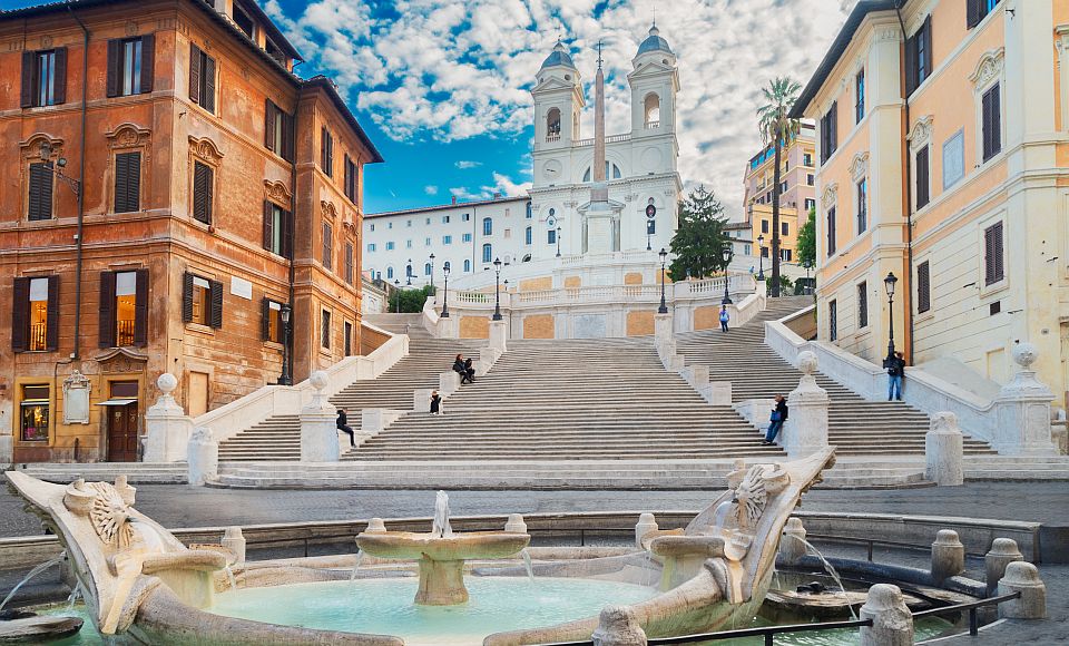Die Spanische Treppe in Rom verbindet die Piazza di Spagna mit Trinità dei Monti und zählt zu den Wahrzeichen der Stadt.