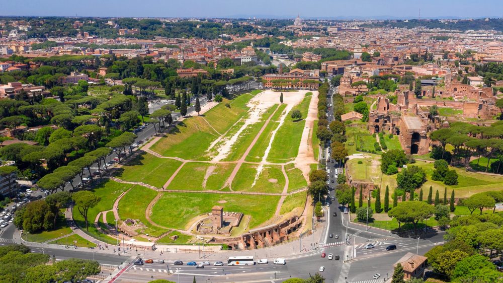 Der Circus Maximus war die größte Rennbahn im antiken Rom und Schauplatz spektakulärer Wagenrennen vor riesigem Publikum.