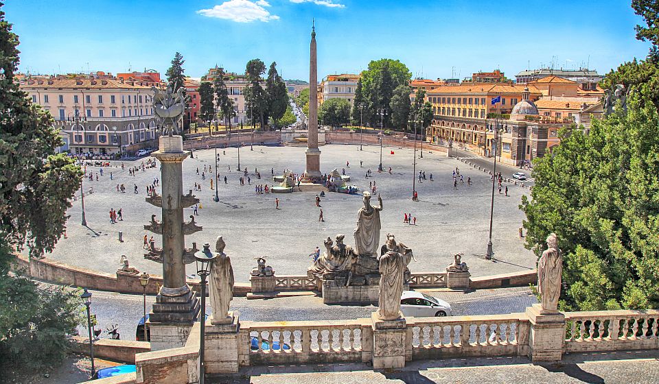 Die Piazza del Popolo zählt zu den eindrucksvollsten Plätzen Roms und begeistert mit Obelisk, Brunnen und Kirchen.