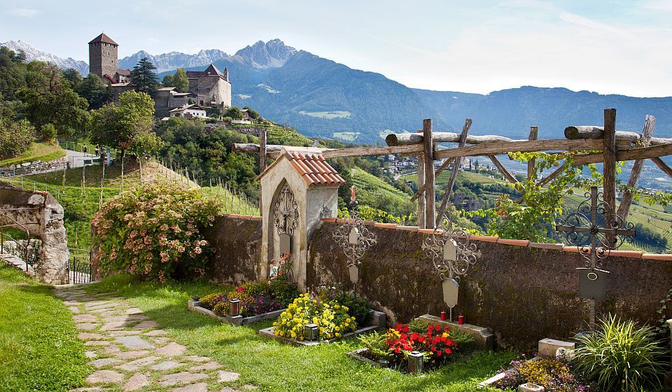 Die Wanderung zur Kirche St. Peter bei Dorf Tirol verbindet herrliche Ausblicke mit Geschichte und Kultur.