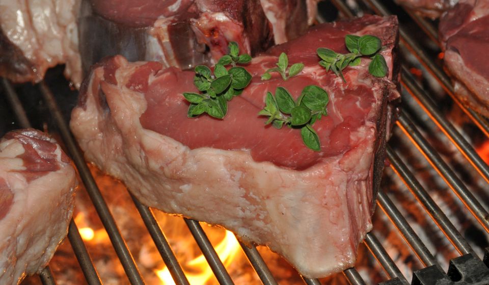 Das Bistecca alla Fiorentina wird zuerst auf dem Grill angebraten..