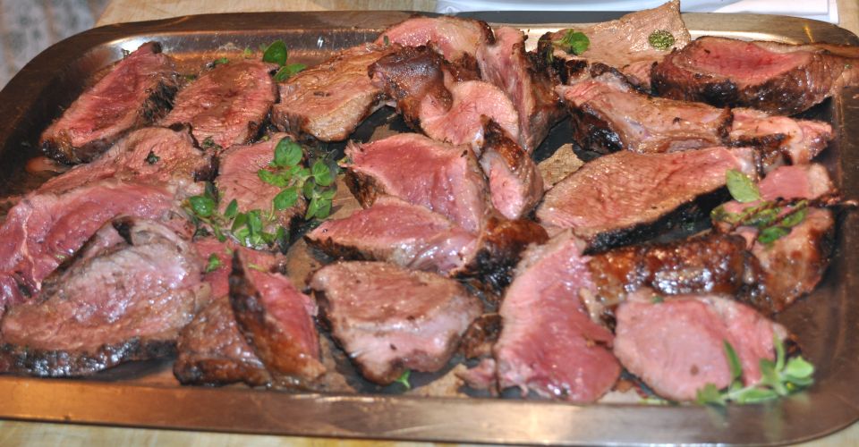 Vom Knochen gelöst und in Scheiben aufgeschnitten.