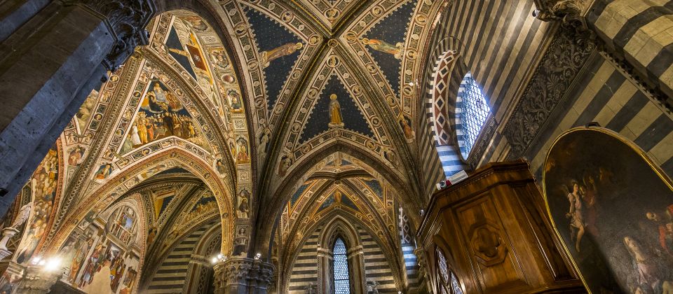 Ein weiteres Zeugnis eines waghalsigen Bauprojekts findet man auf der Rückseite des Doms – die Battistero San Giovanni in Siena