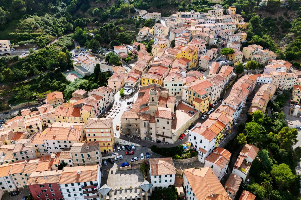 Rio nell'Elba liegt erhöht im Osten Elbas, zwischen Macchiahügeln und Meerblicken, mit weitem Panorama bis zum Festland.