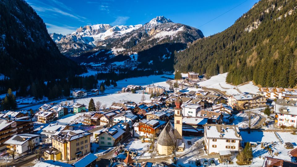 Canazei im Winter: Glitzernder Schnee, lebendige Pisten und Dolomitengipfel machen den Ort zur Wintersportmetropole pur!