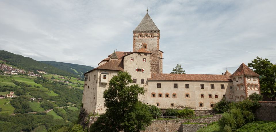 Castel Trostburg bei Waidbruck (ca. 6 km südlich von Klausen) beherbergt heute das Südtiroler Burgenmuseum.
