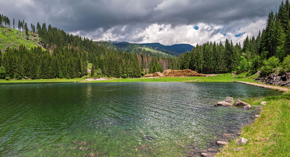 Der Lago di Paneveggio liegt still im Fichtenwald und spiegelt Berge, Himmel und die besondere Ruhe des Naturparks wider.