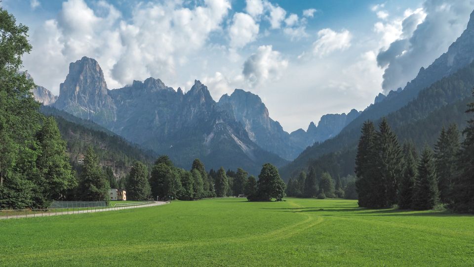 Der Naturpark ist von eindrucksvollen Dolomiten umgeben, besonders von den Pale di San Martino, die sein Landschaftsbild prägen.