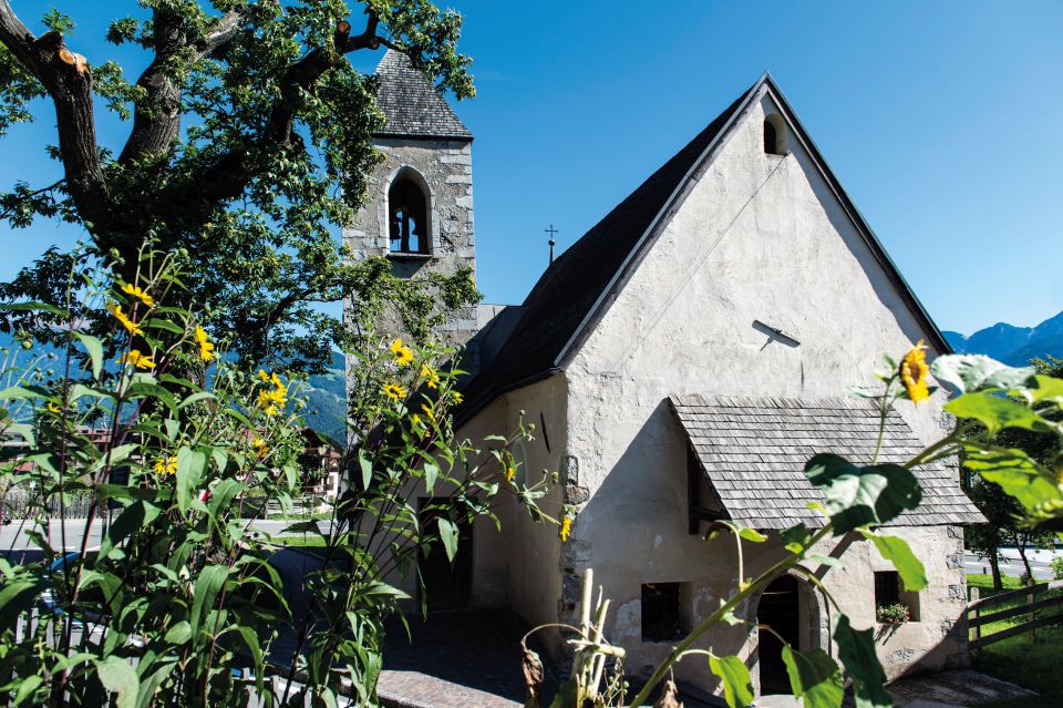Die St. Laurentius-Kirche ist eine kleine, sehr alte Kirche aus dem 13. Jhrdt, aber einen Besuch sollte man auf alle Fälle abstatten.
