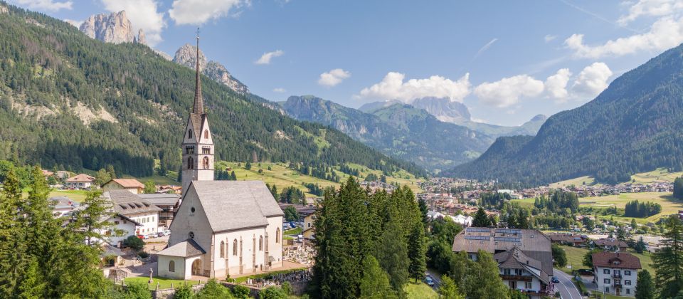 Vigo di Fassa mit rund 1.200 Einwohnern liegt auf 1.382 Metern Höhe im Val di Fassa, direkt am Fuße des Rosengartens hier.