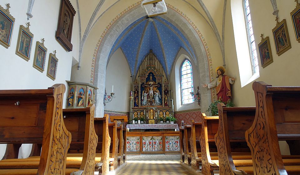 Der Innenraum der Kirche zur Heiligen Dreifaltigkeit in Vellau beeindruckt mit schlichter Schönheit und sakraler Ruhe.