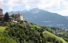 Dorf Tirol Beitragsbild 001
