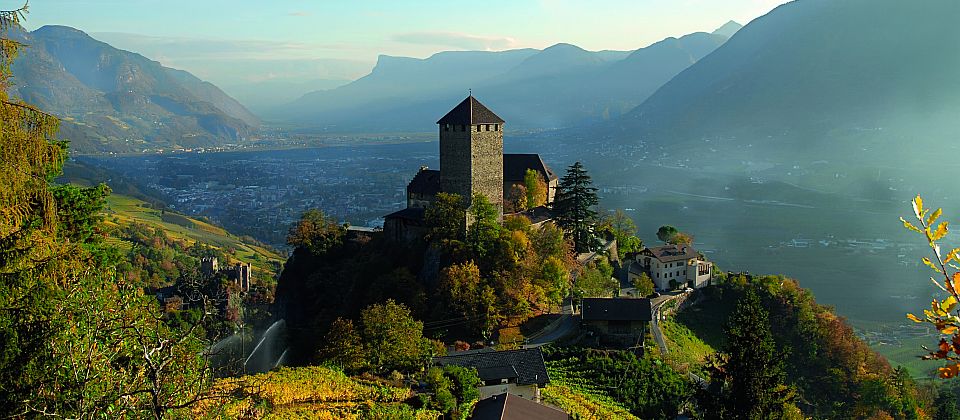 Der Herbst verwandelt die Landschaft in ein leuchtendes Farbenmeer aus Weinbergen und Wäldern.