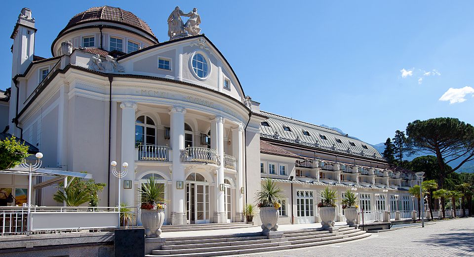 Außenansicht des prachtvollen Kurhauses in Meran – Wahrzeichen der Kurstadt und Meisterwerk des Jugendstils.