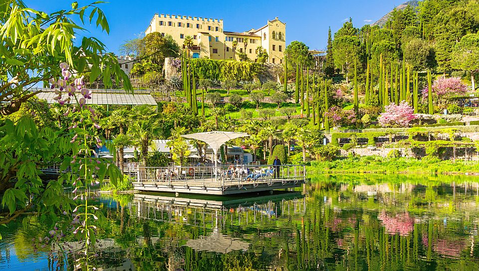 Mediterrane Pflanzen, Wasserläufe und kunstvolle Gartenarchitektur schaffen eine einzigartige Atmosphäre.