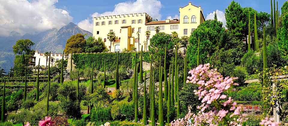 Meran und Schloss Trauttmansdorff bilden gemeinsam eine der faszinierendsten Sehenswürdigkeiten Südtirols mit weltberühmten Gärten.