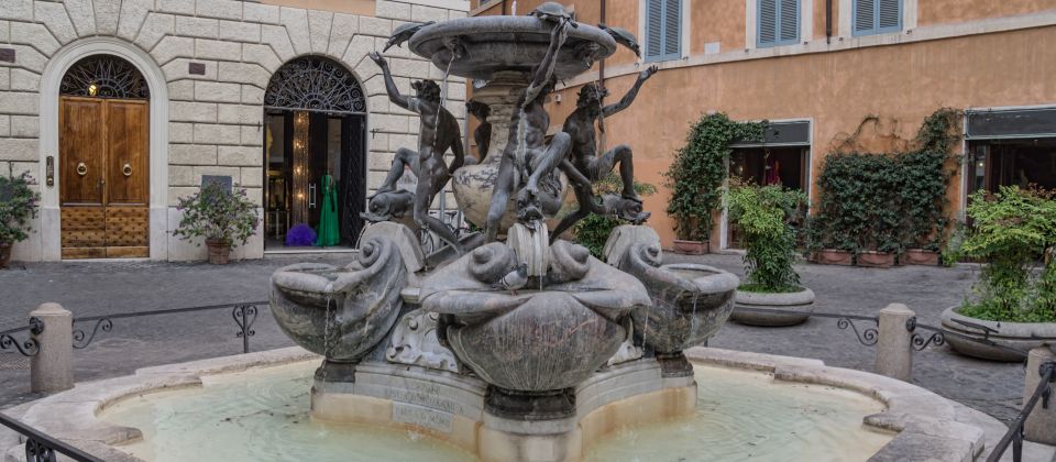 Die schöne Fontana delle Tartaruhe (Schildkrötenbrunnen) steht mitten in der römischen Altstadt im Stadtteil Sant'Angelo auf der Piazza Mattei.