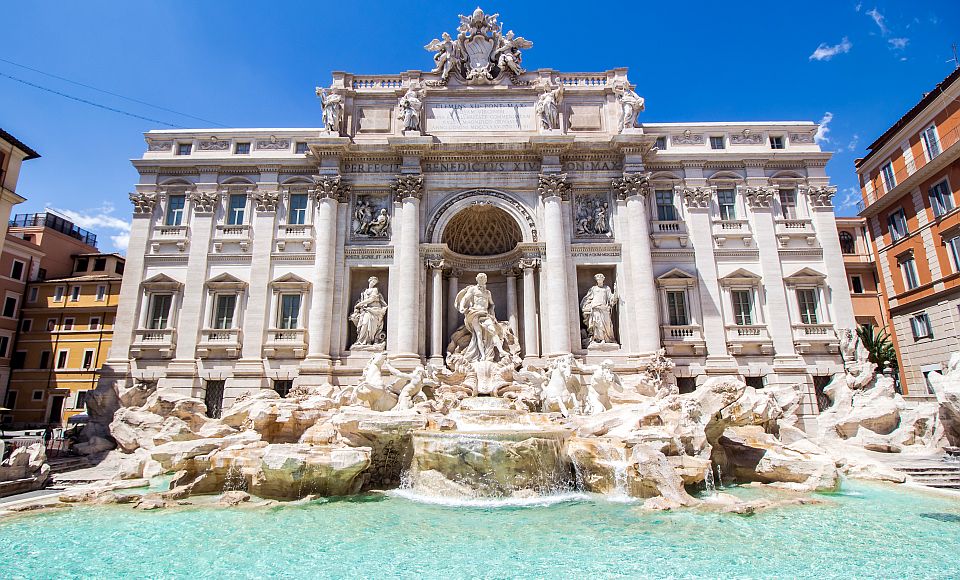 Die Fontana di Trevi zählt zu den berühmtesten Wahrzeichen Roms und beeindruckt mit monumentaler barocker Architektur.