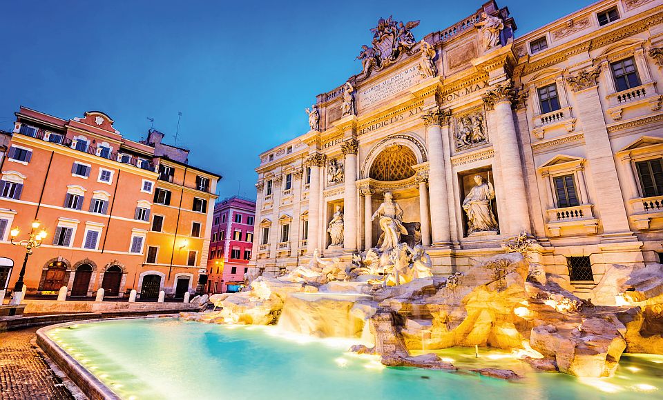 Im Zentrum der Fontana di Trevi steht Oceanus, dessen imposante Figur von Meerespferden und Tritonen eindrucksvoll begleitet wird.