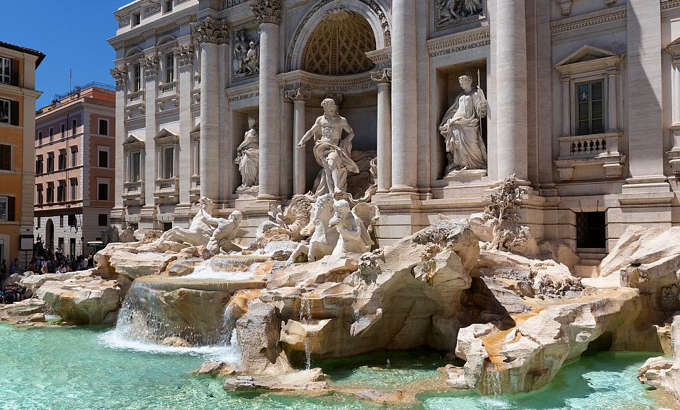 Eine Münze über die Schulter in die Fontana di Trevi zu werfen, soll der Legende nach eine spätere Rückkehr nach Rom sichern.