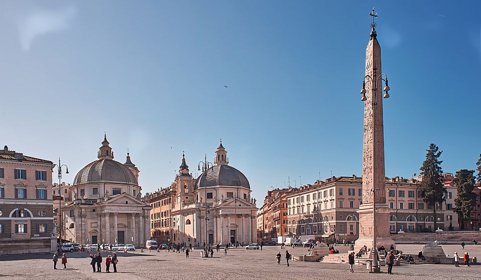 Der ägyptische Obelisco Flaminio erhebt sich im Zentrum der Piazza del Popolo und prägt mit seiner Geschichte die eindrucksvolle Kulisse.