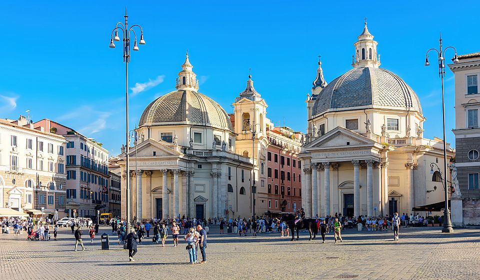 Santa Maria in Montesanto und Santa Maria dei Miracoli prägen als berühmte Zwillingskirchen das Bild der Piazza del Popolo.