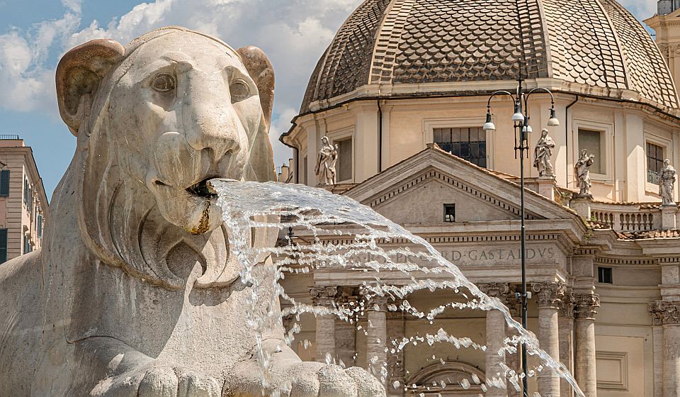 Vier Löwenbrunnen umgeben den Flaminischen Obelisken und setzen im Zentrum der Piazza del Popolo elegante Akzente.