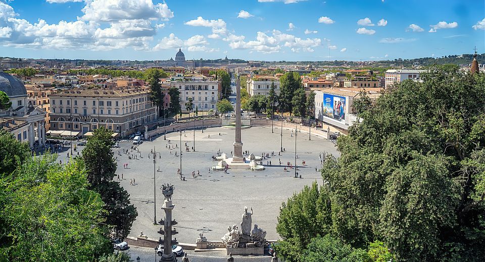 Von der Terrazza del Pincio eröffnet sich ein eindrucksvoller Panoramablick über die Piazza del Popolo und die Dächer Roms.