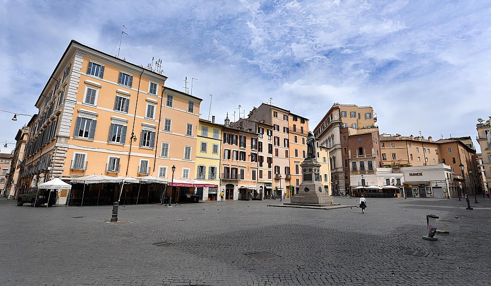 Menschenleer zeigt der Campo dei Fiori eine seltene, stille Seite und lässt seine historischen Fassaden besonders schön wirken.