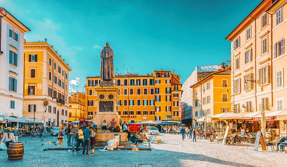 Der Campo dei Fiori ist seit Jahrhunderten ein lebendiger Treffpunkt, an dem sich Römer, Händler und Besucher begegnen.