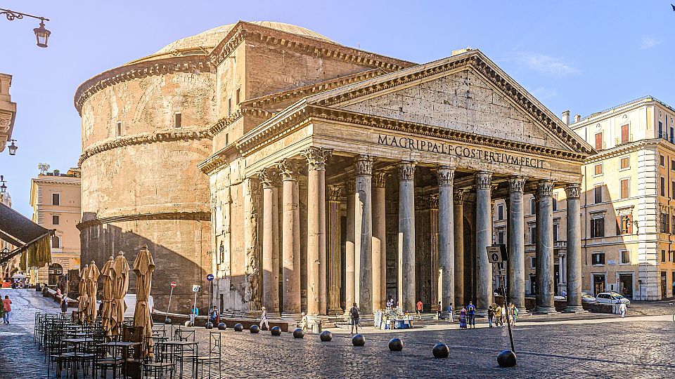 Die monumentale Außenansicht des Pantheons beeindruckt mit mächtigen Säulen und einer fast 2000 Jahre alten Fassade.