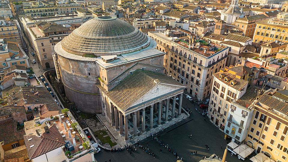 Aus der Luft zeigt sich das Pantheon mit seiner gewaltigen Kuppel, eingebettet in das dichte Häu-sermeer der Altstadt.