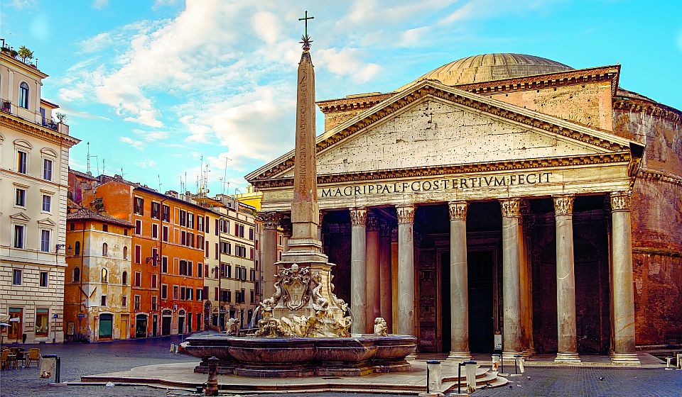 Die Piazza della Rotonda mit ihrem Obelisken öffnet den Blick auf die mächtige Säulenfassade des Pantheons in Rom.