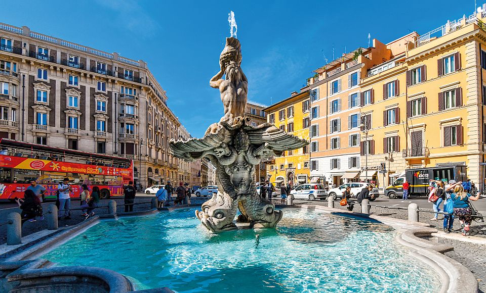Berninis Tritonenbrunnen bildet den Mittelpunkt der Piazza Barberini und beeindruckt mit seiner dynamischen barocken Gestaltung.