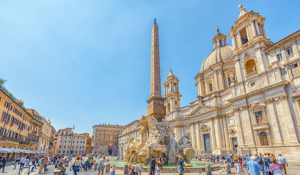 Die Kirche Sant’Agnese in Agone prägt mit ihrer eleganten Barockfassade und mächtigen Kuppel das Bild der Piazza Navona.
