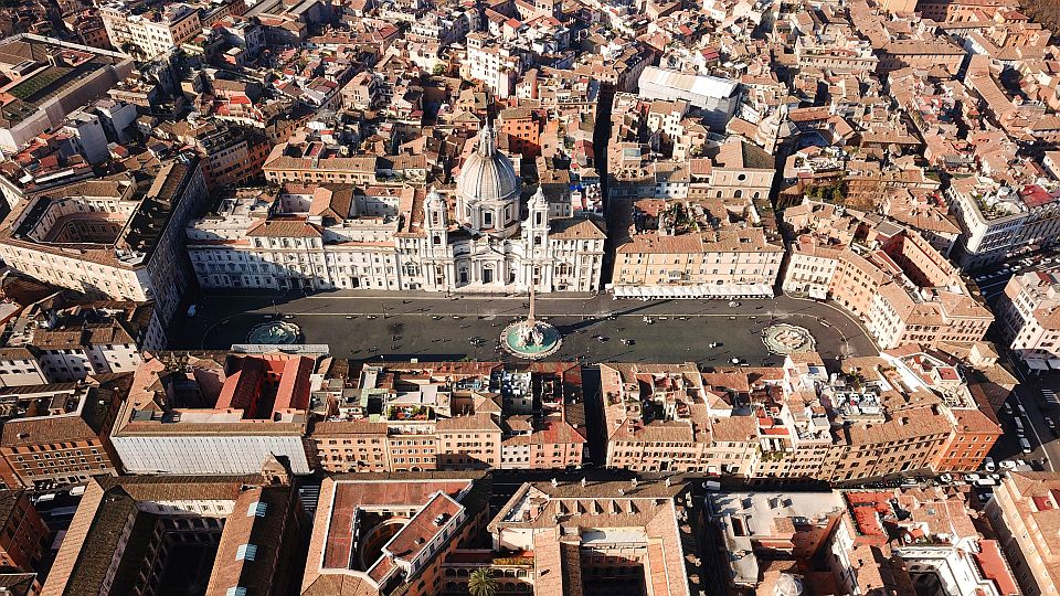 Aus der Luft zeigt sich die Piazza Navona mit ihrer lang gestreckten Form, den drei Brunnen und den prachtvollen Fassaden Roms.