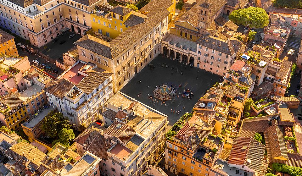 Aus der Luft zeigt sich die Piazza Santa Maria als historisches Herz von Trastevere, umgeben von den typischen Dächern Roms.