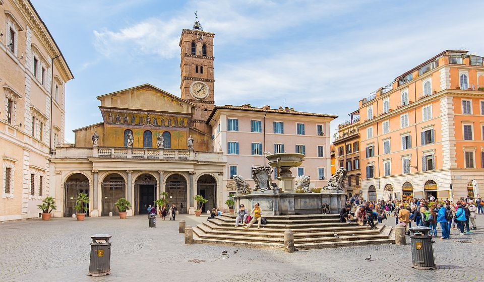 Die Piazza Santa Maria ist das lebendige Herz von Trastevere und verbindet historische Kulisse mit echtem römischem Lebensgefühl.