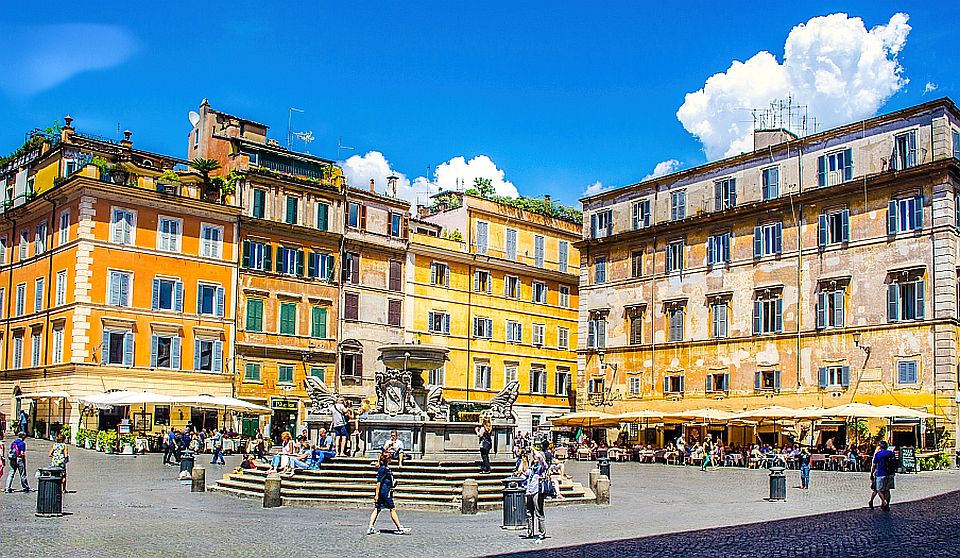 Die Piazza Santa Maria in Trastevere begeistert mit historischem Charme, lebendiger Atmosphäre und typisch römischem Flair.
