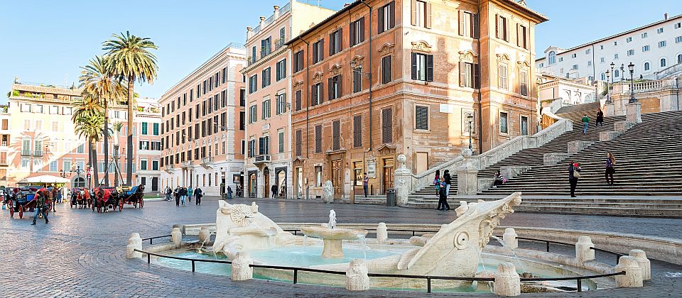 Mitten in Rom verbindet die Piazza elegante Architektur, berühmte Treppen und das unverwechselbare Flair der Ewigen Stadt.