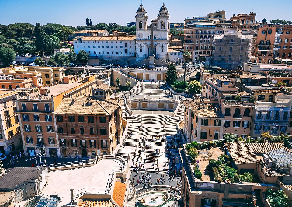 Aus der Luft zeigt sich die Piazza di Spagna mit Spanischer Treppe und den Dächern im Herzen Roms.