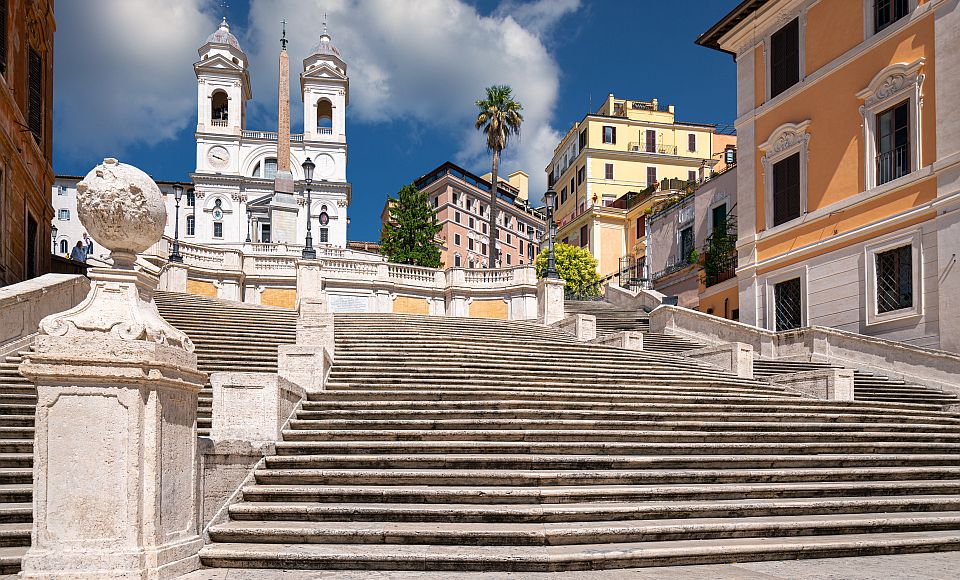 Die Spanische Treppe führt in eleganten Schwüngen von der Piazza di Spagna hinauf zur Trinità dei Monti.